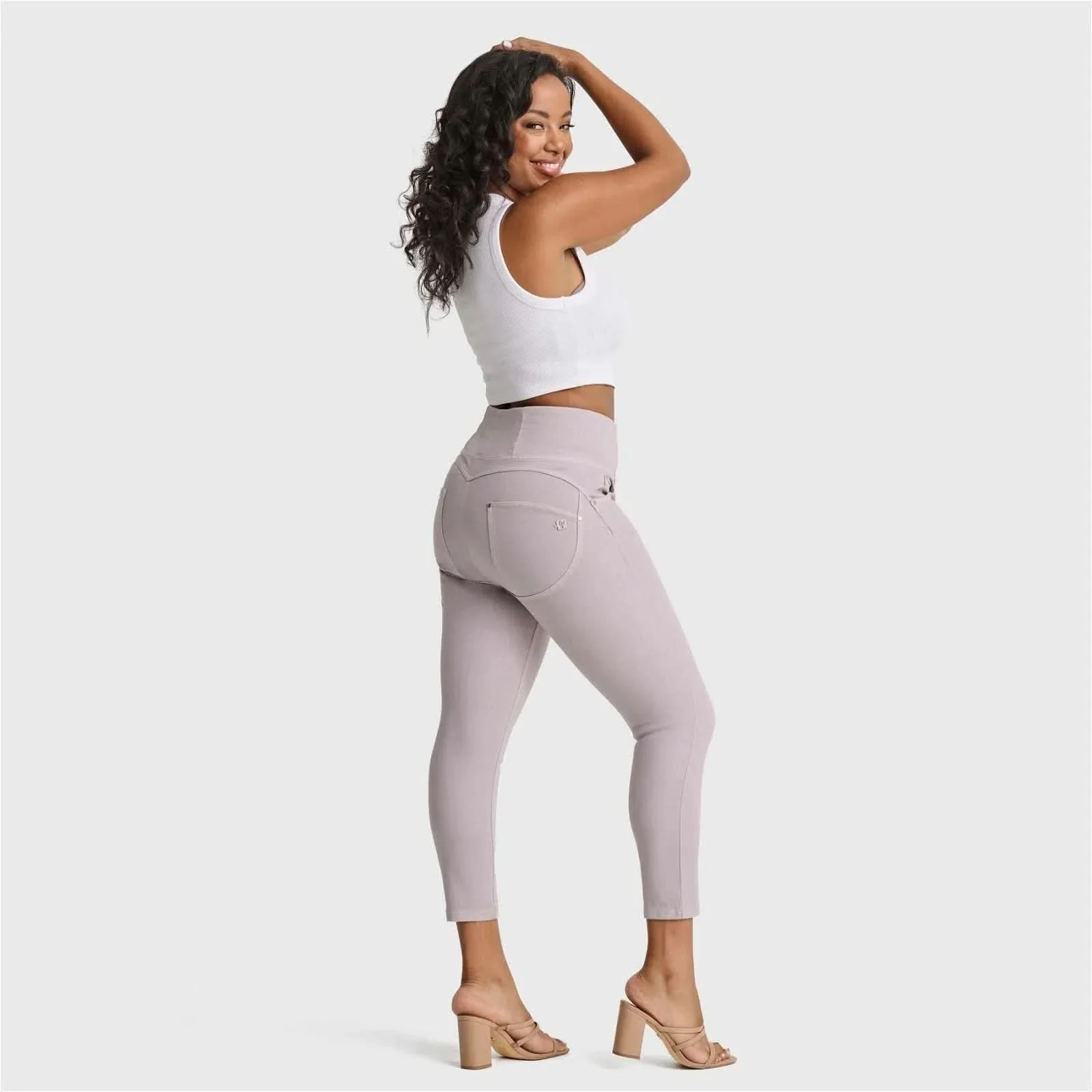 WRUP SNUG Curvy Jeans - High Waisted - Ankle Length - Light Grey - Image 3